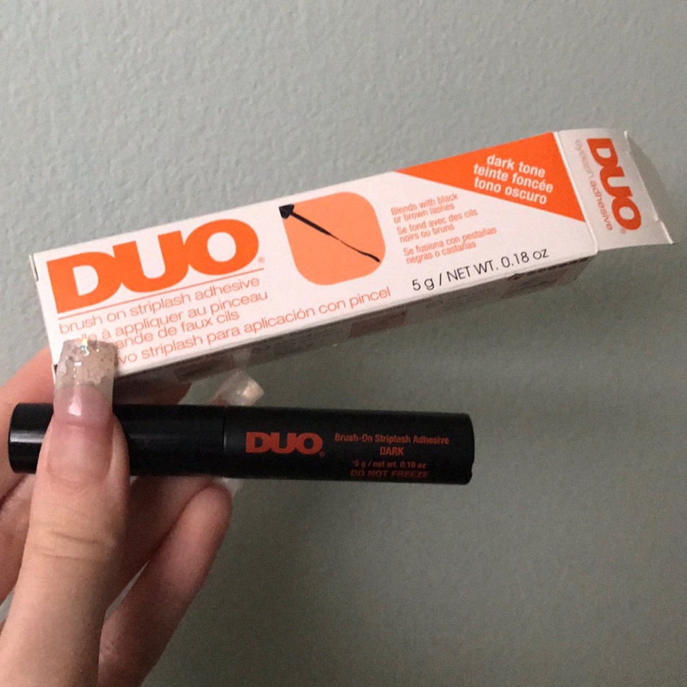 Duo Brush on Striplash Adhesive in Dark Tone